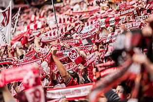 Fußballfieber in der Westkurve beim 1.FC Kaiserslautern ((c) Westpfalz Mediathek, Fotograf: Benjamin Hörle)