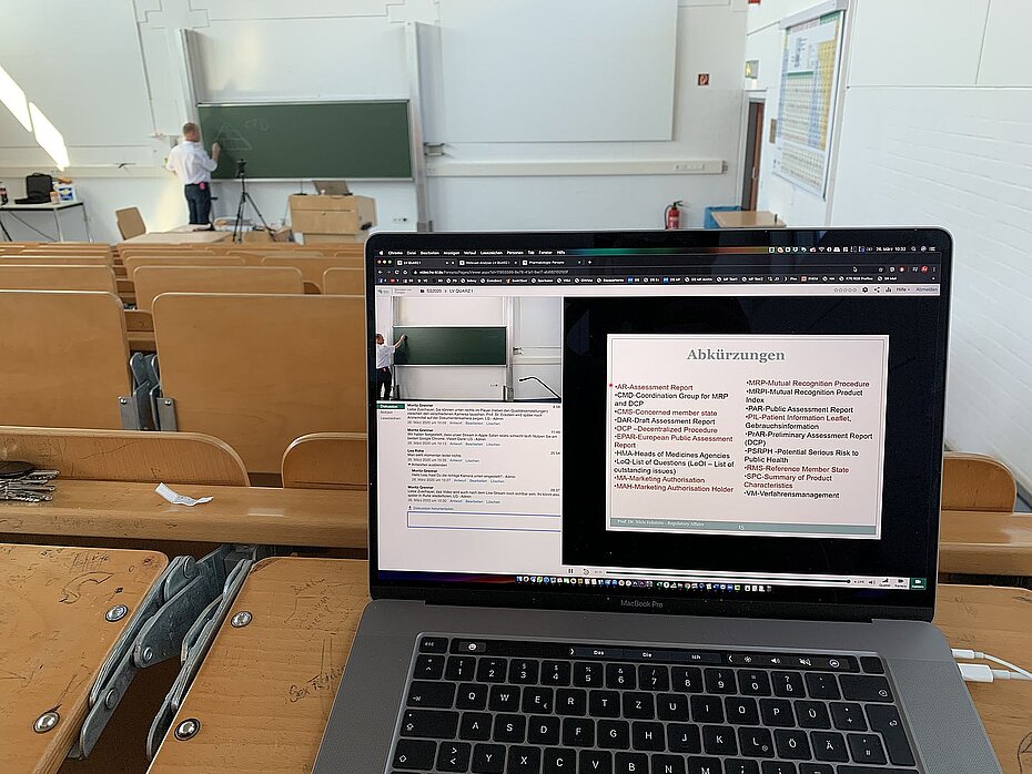 Vorlesung im Livestream: Prof. Dr. Niels Eckstein im Hörsaal und die Studierenden zuhause am Rechner Vorlesung im Livestream: Prof. Dr. Niels Eckstein im Hörsaal und die Studierenden zuhause am Rechner