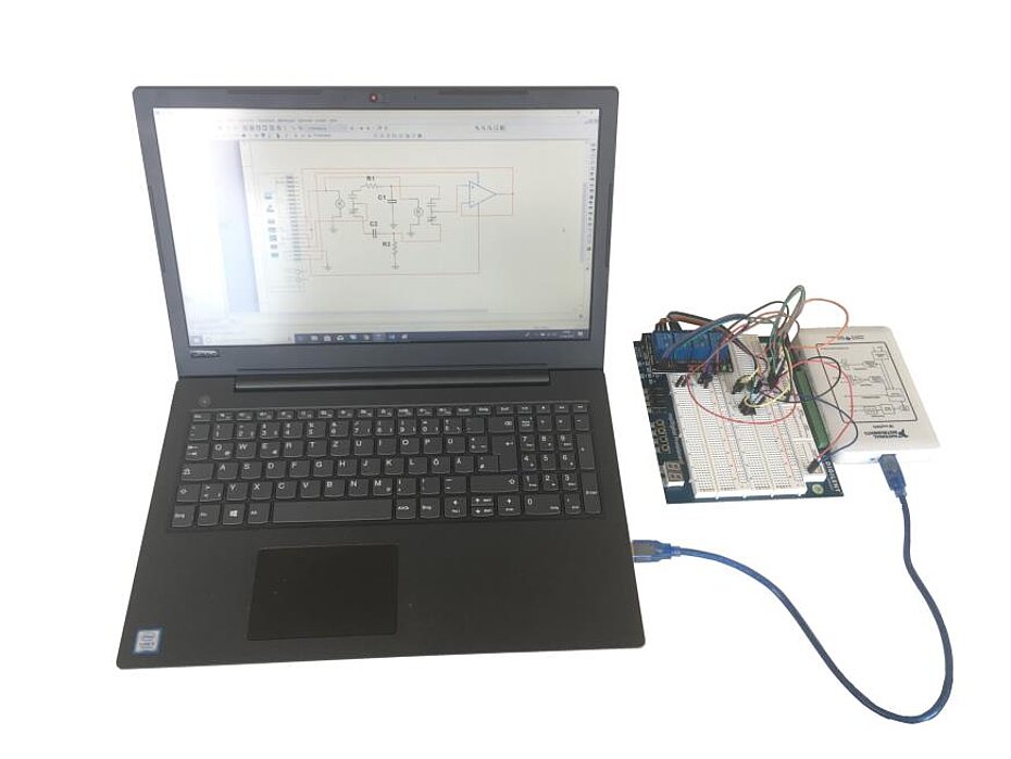 myDAC-Modul, angeschlossen an einen Laptop (Beides aus Projektmitteln beschafft) myDAC-Modul, angeschlossen an einen Laptop (Beides aus Projektmitteln beschafft)