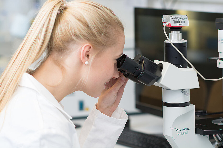 Bachelor-Studiengang Biomedical Micro Engineering: Studentin am Mikroskop