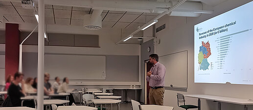 September 2022: Victor López López (HSKL) addresses the importance of the chemical industry and plant engineering in Germany in a guest lecture at the partner university in Turku.