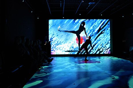Tanzperformance bei der Eröffnung des VR Experience Labs an der Hochschule Kaiserslautern Tanzperformance bei der Eröffnung des VR Experience Labs an der Hochschule Kaiserslautern