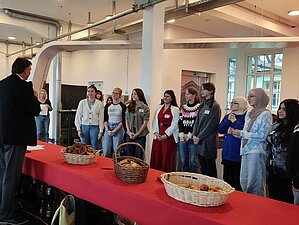 Preisverleihung bei MINT-Quiz durch Dynamikum-Geschäftsführer Rolf Schlicher mit Siegerteam GAK girls