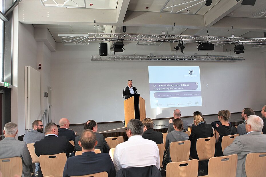 Hochschul-Präsident, Prof. Dr. Hans-Joachim Schmidt bei der Eröffnung des Symposiums „Zwischenbilanz Verbundprojekt E-hoch-B – Akteure, Ansätze und Chancen“ an der Hochschule Kaiserslautern