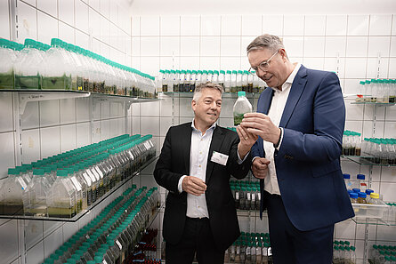 Michael Lakatos erklärt dem Ministerpräsidenten die Vielfalt der weltweit einzigartigen Algensammlung.