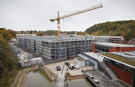 Der Rohbau des Laborgebäudes am Hochschul-Campus Kammgarn in Kaiserslautern in der Totale (Foto: Reiner Voß / view / LBB) Der Rohbau des Laborgebäudes am Hochschul-Campus Kammgarn in Kaiserslautern in der Totale (Foto: Reiner Voß / view / LBB)