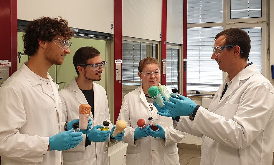 Patrick Woll, Frank Köhn, Fabienne Barz, Sergiy Grishchuk erkunden das Anwendungsspektrum von Polymeren Patrick Woll, Frank Köhn, Fabienne Barz, Sergiy Grishchuk erkunden das Anwendungsspektrum von Polymeren