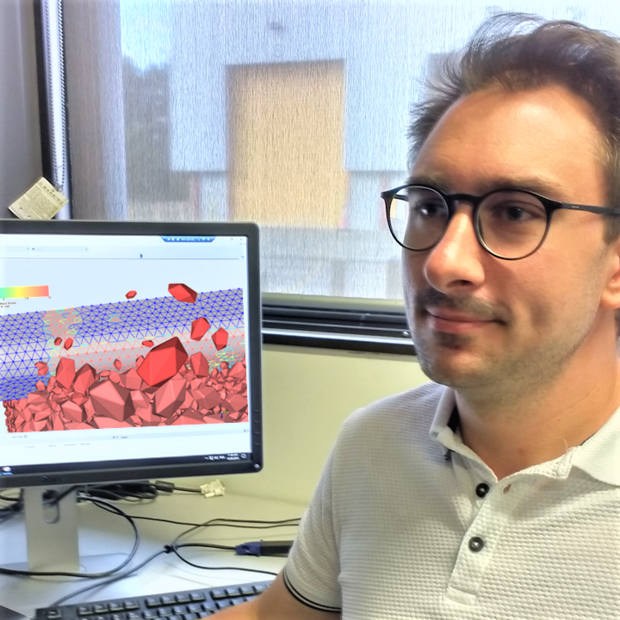 Dr. Daniel Grasser am Rechner mit seiner Forschungsarbeit Dr. Daniel Grasser am Rechner mit seiner Forschungsarbeit