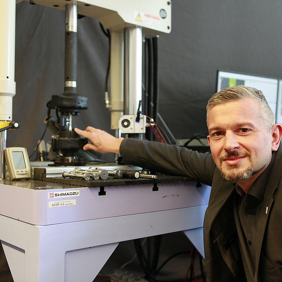 Prof. Dr.-Ing. Peter Starke mit der von ihm und seinem Team entwickelten Materialprüfanlage Prof. Dr.-Ing. Peter Starke mit der von ihm und seinem Team entwickelten Materialprüfanlage