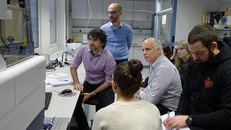 Bei einer Schulung lässt sich Prof. Bernd Bufe (Mitte) die verschiedenen Möglichkeiten zeigen, die das neue Floureszenzmikroskop bietet. Foto: Susanne Lilischkis
