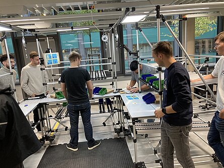 Studierende in einer Montagezelle