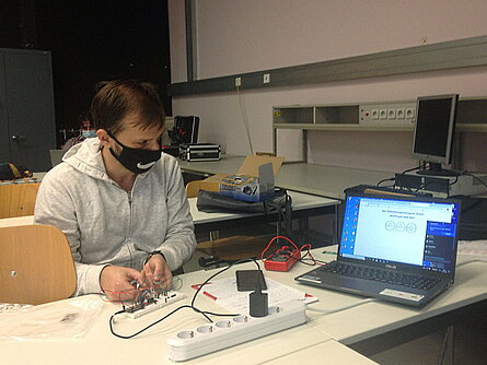 Dmitry Bensch beim Testen des sensorbasierten Messgeräts zur Unterstützung der Rehabilitation im Rahmen der Ingenieurwissenschaftlichen abschlussorientierten Qualifizierung (IAQ) an der Hochschule Kaiserslautern. Dmitry Bensch beim Testen des sensorbasierten Messgeräts zur Unterstützung der Rehabilitation im Rahmen der Ingenieurwissenschaftlichen abschlussorientierten Qualifizierung (IAQ) an der Hochschule Kaiserslautern.