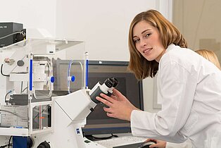 Studentin am Mikroskop im Studiengang Applied Life Sciences am Campus Zweibrücken ((c) HSKL)