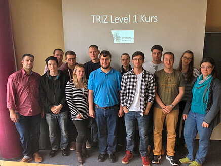 Studierende und Mitarbeiter vor Projektionsleinwand