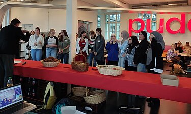 Preisverleihung bei MINT-Quiz mit Siegerteam GAK girls