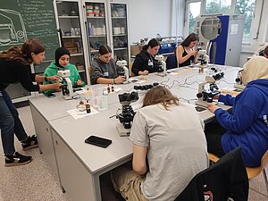 Workshop Identifizierung von Fasern und Haaren unter dem Mikroskop,Prof. Dr. Luisa Medina und Halyna Brämer, HSKL