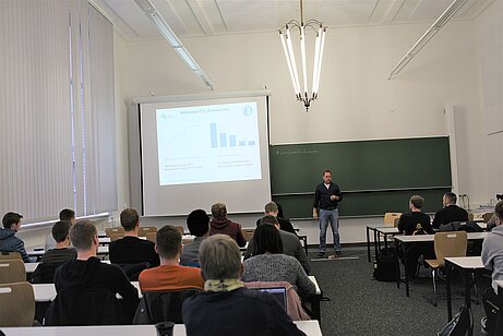 Prof. Dr. Matthias Hampel von der Hochschule Kaiserslautern bei seinem Vortrag für #LecturesForFuture Prof. Dr. Matthias Hampel von der Hochschule Kaiserslautern bei seinem Vortrag für #LecturesForFuture