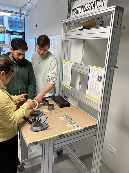 Studierende arbeiten mit Messmitteln