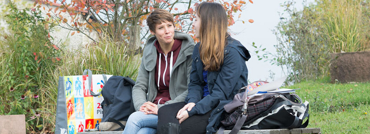 Studentinnen am Campusplatz