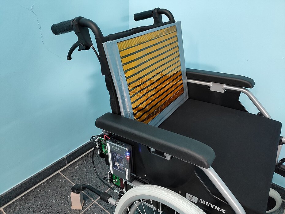 An der Hochschule Kaiserslautern entwickelte Sensormatrix für einen smarten Rollstuhl, der vor Schäden durch Druckbelastung schützen soll
