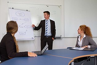 Studierende bei einer Übung in der Betriebswirtschaft am Campus Zweibrücken ((c) HSKL)