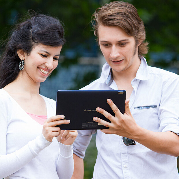 Studenten mit Tablet