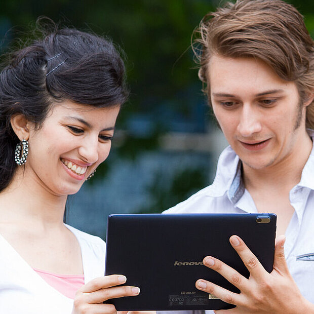 Personen mit Tablet Studenten mit Tablet