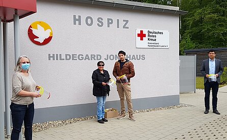 (v.l.) Martina Mack, Leiterin des Hospiz Hildegard Jonghaus Landstuhl, Benjamin und Renate Stöber, Koordinatorin und Gründerin Schulsanitätsdienst und Daniel Schäffner, stellvertretender Vorstandsvorsitzender Förderverein des Hospiz und Mitglied des (v.l.) Martina Mack, Leiterin des Hospiz Hildegard Jonghaus Landstuhl, Benjamin und Renate Stöber, Koordinatorin und Gründerin Schulsanitätsdienst und Daniel Schäffner, stellvertretender Vorstandsvorsitzender Förderverein des Hospiz und Mitglied des RLP Landtages mit den gespendeten Visieren