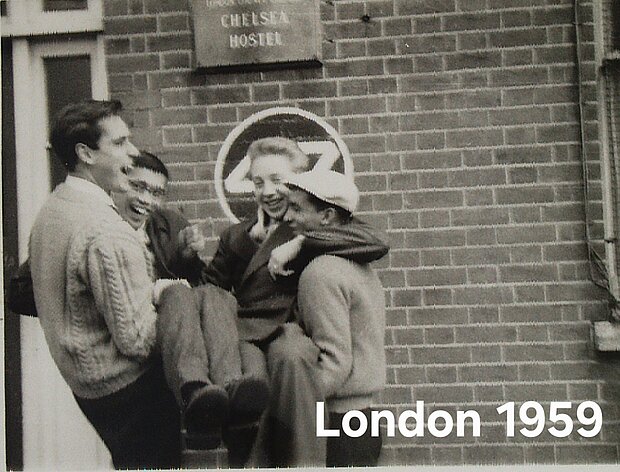 Freunde fürs Leben: H.-J. Ohl (3.v.l.) mit seinen Zimmergenossen einer Londoner Jugendherberge Freunde fürs Leben: H.-J. Ohl (3.v.l.) mit seinen drei Zimmergenossen einer Londoner Jugendherberge
