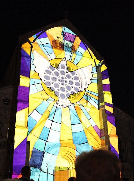 transzendent - die inszenierte Abtei: Fassade der Abteikirche Otterberg wird zur Projektionsfläche für multimediale Lichtprojektion transzendent - die inszenierte Abtei: Fassade der Abteikirche Otterberg wird zur Projektionsfläche für multimediale Lichtprojektion
