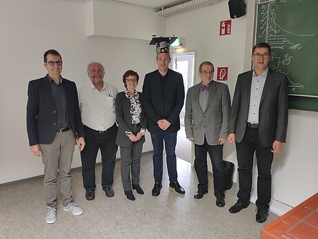 Dr. Dominique Decker nach seiner Verteidigung mit den Prüfenden (Dr. Dan Durneata, Prof. Helmut Seidel, Prof. Monika Saumer, Dr. Dominique Decker, Prof. Rolf Hempelmann und Prof. Andreas Schütze (v.l.n.r)) Foto: privat