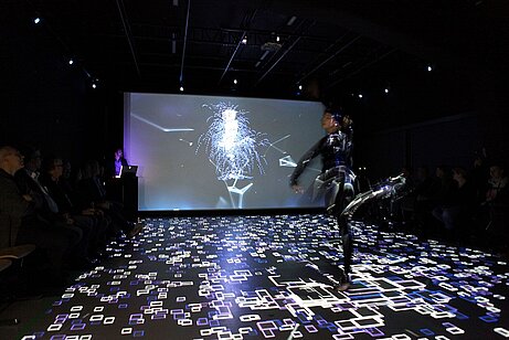 Tanzperformance bei der Eröffnung des VR Experience Labs an der Hochschule Kaiserslautern Tanzperformance bei der Eröffnung des VR Experience Labs an der Hochschule Kaiserslautern
