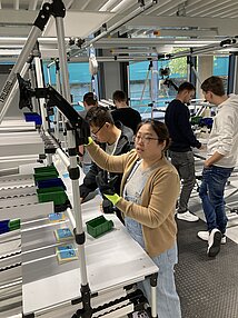 Studierende arbeiten an Montagearbeitsplätzen