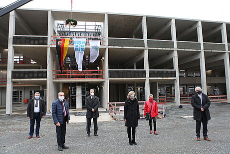 Prominente Gäste und Grußwortsprecher beim Richtfest zum Laborgebäude am Hochschul-Campus Kammgarn in Kaiserslautern (Foto: VIEW) Prominente Gäste und Grußwortsprecher beim Richtfest zum Laborgebäude am Hochschul-Campus Kammgarn in Kaiserslautern (Foto: VIEW)