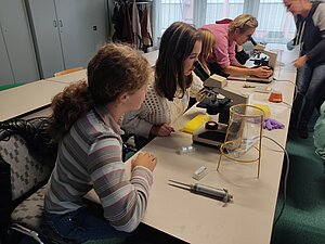 Workshop Was gärt denn da? - Einblicke in die Welt der Weinmikroorganismen mit einem Smartphone-Mikroskop, Prof. Dr. Maren Scharfenberger-Schmeer, HSKL