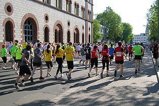 Fruchthalle Kaiserslautern mit Firmenlauf ((c) Westpfalz Mediathek, Fotograf: Dieter Schädrich)