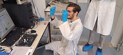 Students produce flexible conductors as part of the Summer School 2024 “Functional Materials Engineering” at Hasselt University.