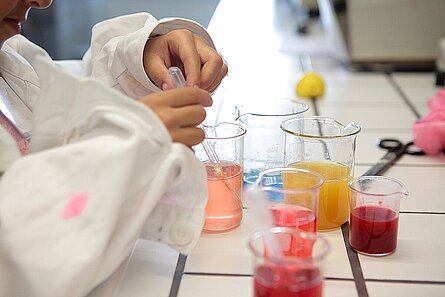 Versuchsdurchführung im Chemielabor am Campus Pirmasens