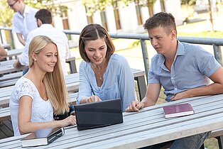 Studierende an der Mensa beim gemeinsamen Lernen am Campus Zweibrücken ((c) HSKL)