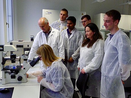 Prof. Dr. rer. nat. Bernd Bufe mit seiner Arbeitsgruppe im Labor