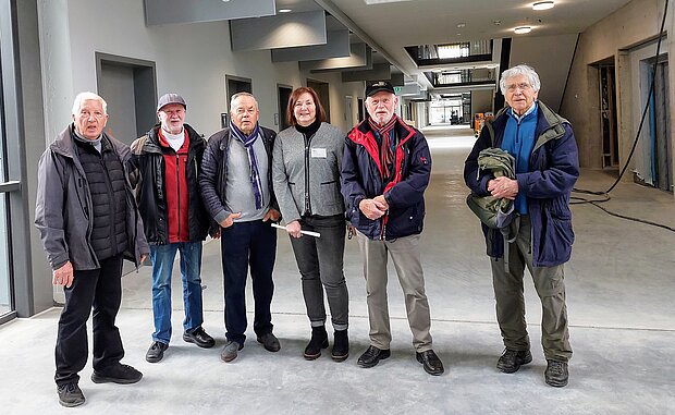 Wiedersehen mit ehemaligen Kommilitonen: zu Gast beim Offenen Campus an der Hochschule (Gruppenfoto)