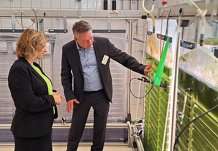 Ministerin Katrin Eder mit Dr. Michael Lakatos beim Rundgang durch die Algenlabore 