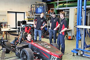 Kaiserslaitern-Racing-Team KaRaT mit einem selbstgebauten Rennboliden, mit dem die Studierenden an den Formula Student teilnehmen