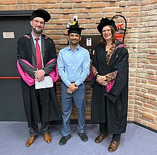 April 2023: Prof. Dr. Hildegard Möbius participated as a jury member in the defense of the doctoral thesis of Rachith Shanivarasanthe Nithyanandakumar, University of Hasselt. His supervisor Prof. Dr. Wim Deferme is on the left.