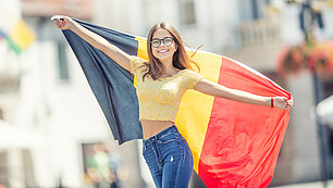 Mädchen mit belgischer Flagge
