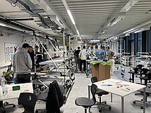 Lean-Lernfabrik mit Mobiliar, Arbeitsplätzen und Studierenden