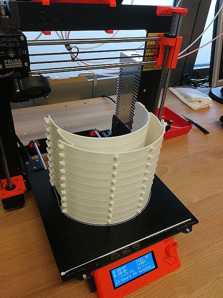 Stapel von 10 Halterungen für Visiere aus dem 3D-Drucker
