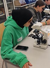 Workshop Identifizierung von Fasern und Haaren unter dem Mikroskop,Prof. Dr. Luisa Medina und Halyna Brämer, HSKL