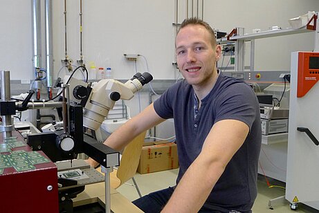 Dr. Dominique Decker am Die-Bonder am Standort Zweibrücken der Hochschule Kaiserslautern. Foto: Susanne Lilischkis