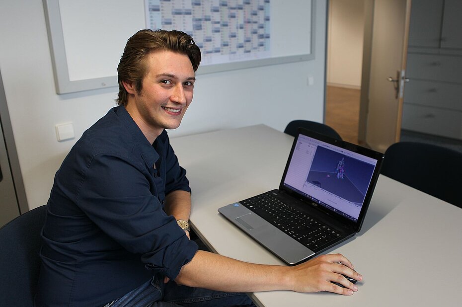 Nino Michniok mit der Mehrkörpersimulation eines Exoskeletts, das eine menschliche Gehbewegung ausführt Nino Michniok mit der Mehrkörpersimulation eines Exoskeletts, das eine menschliche Gehbewegung ausführt